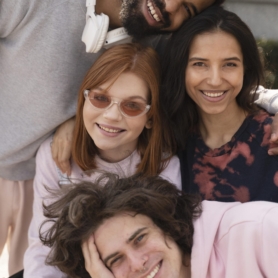 medium-shot-smiley-friends-posing-together